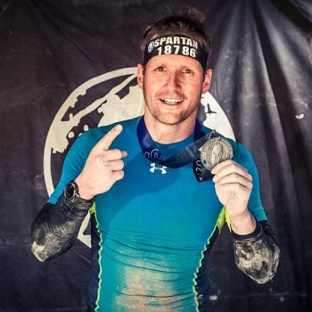 Sportler mit Medaille in der Hand